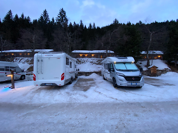 due camper innevati in parcheggio