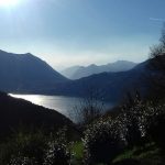 vista del Lago di Como circondato dalle montagne