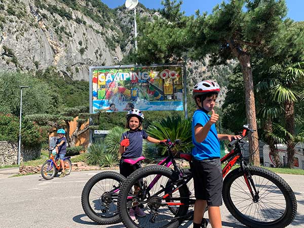 bambini in bici all'ingresso del camping zoo