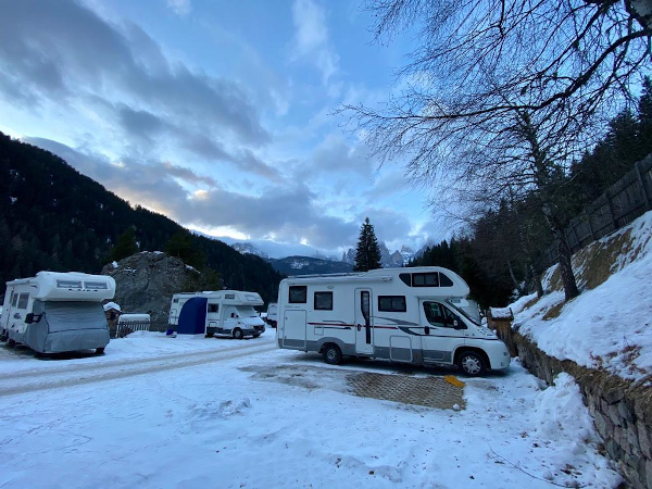 camper parcheggiati sulla neve