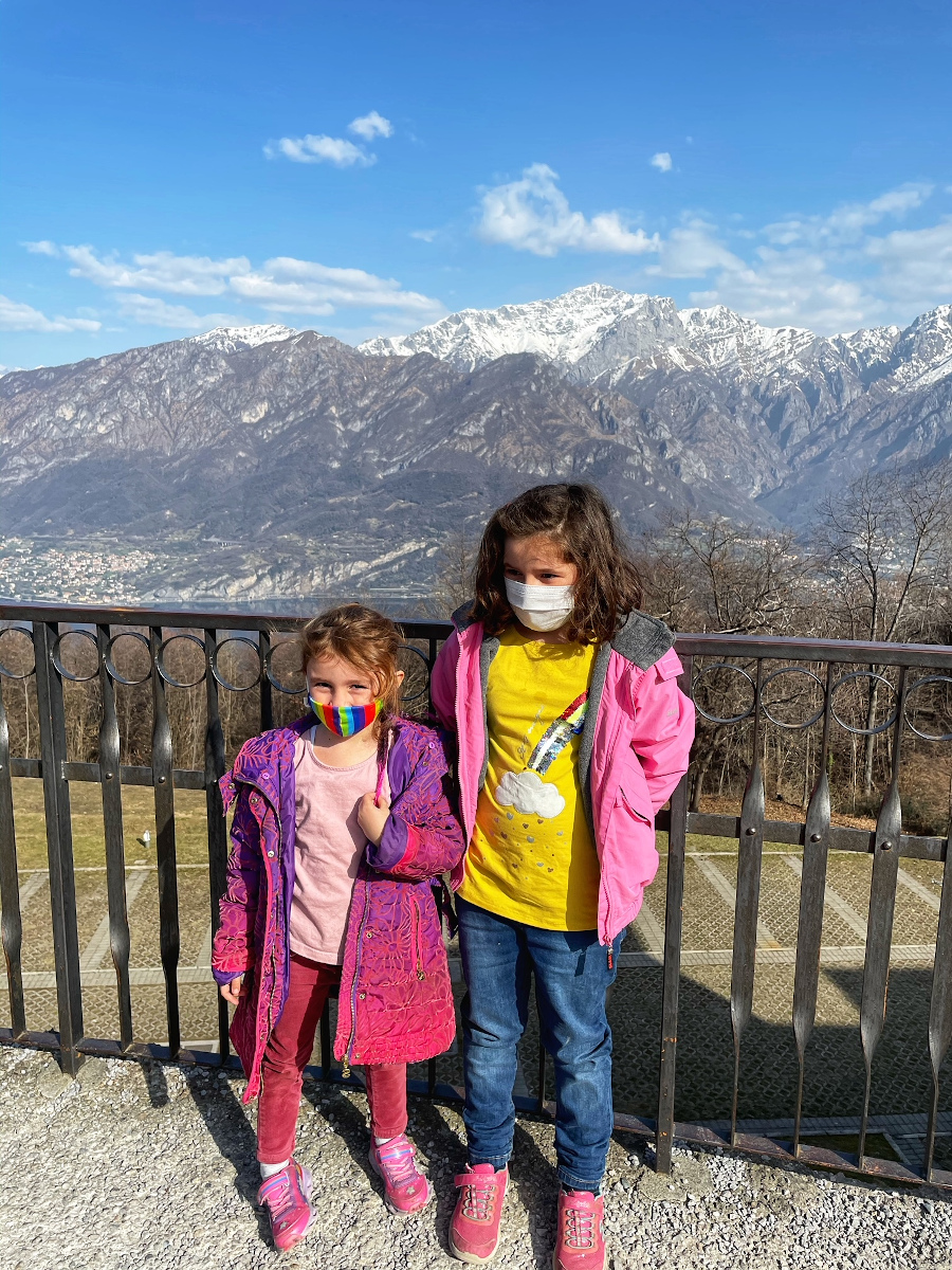 bambine davanti al lago e le montagne