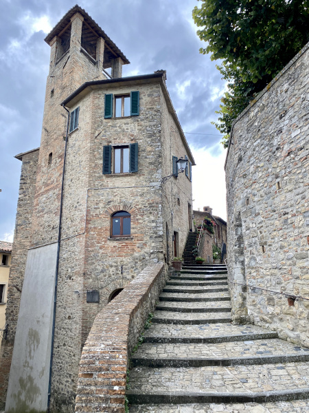 scalinata in sasso di borgo medievale