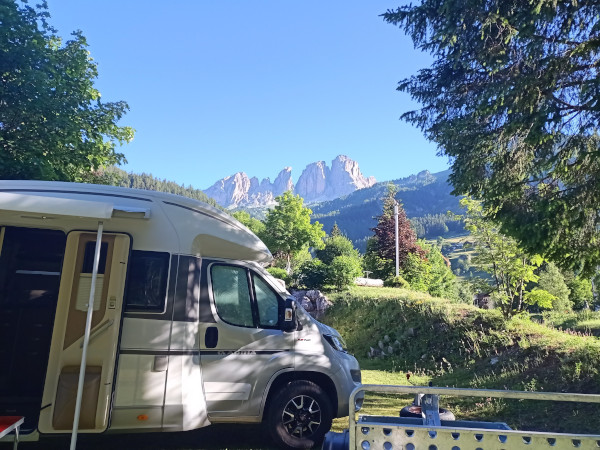 camper parcheggiato con vista sulle montagne
