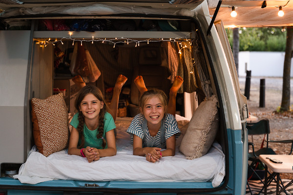 bambine sul letto del van