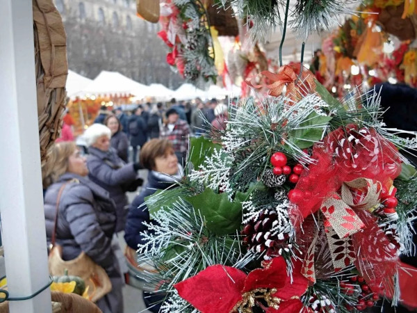 mercatino con decorazioni natalizie in primo piano