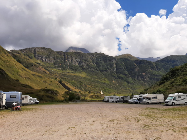 camper parcheggiati con montagne sullo sfondo