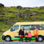 famiglia davanti a un camper giallo in Islanda