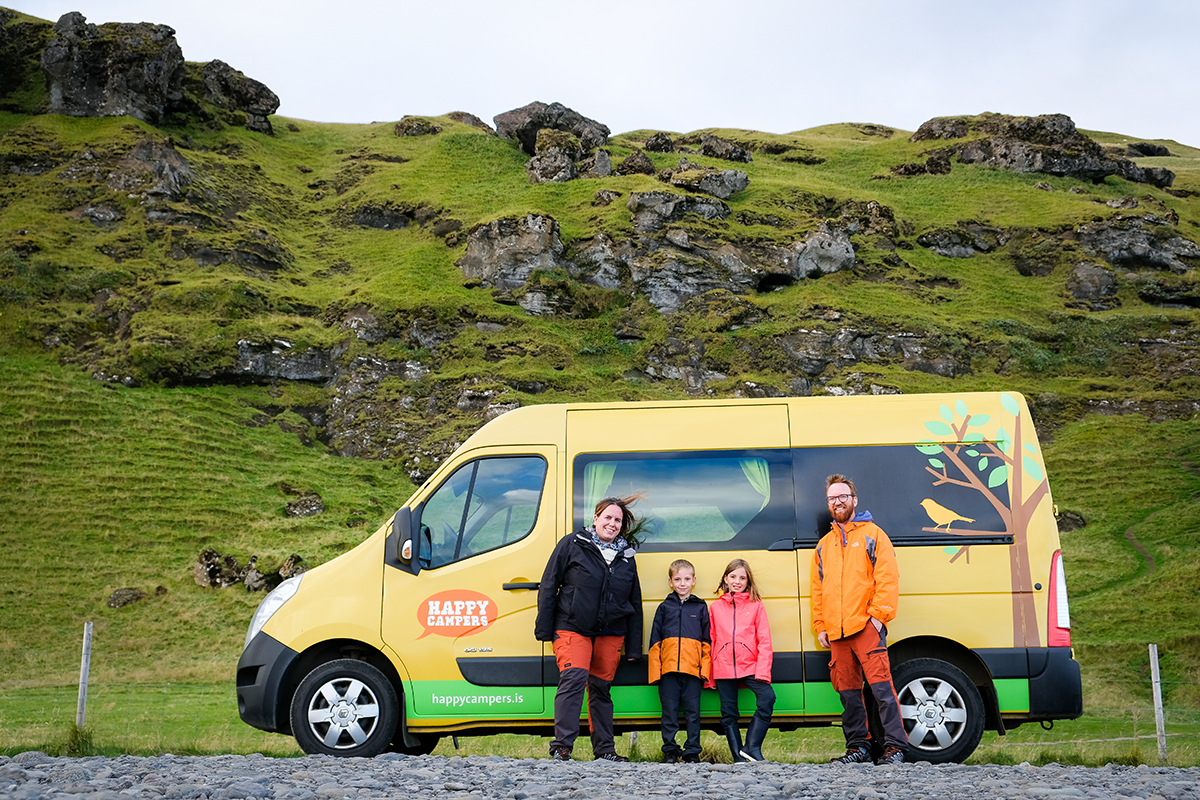 famiglia davanti a un camper giallo in Islanda
