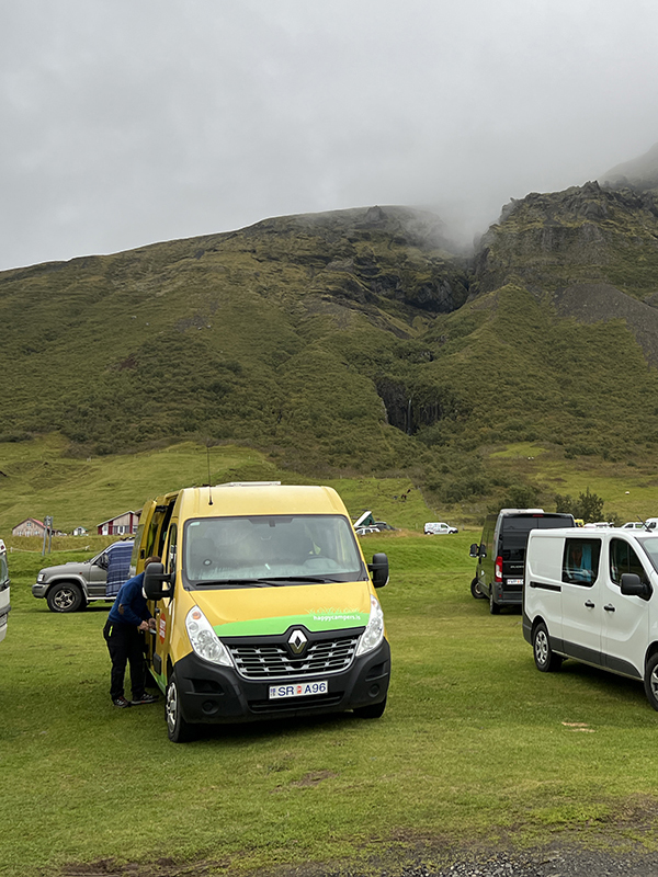 camper giallo in un campeggio in Islanda