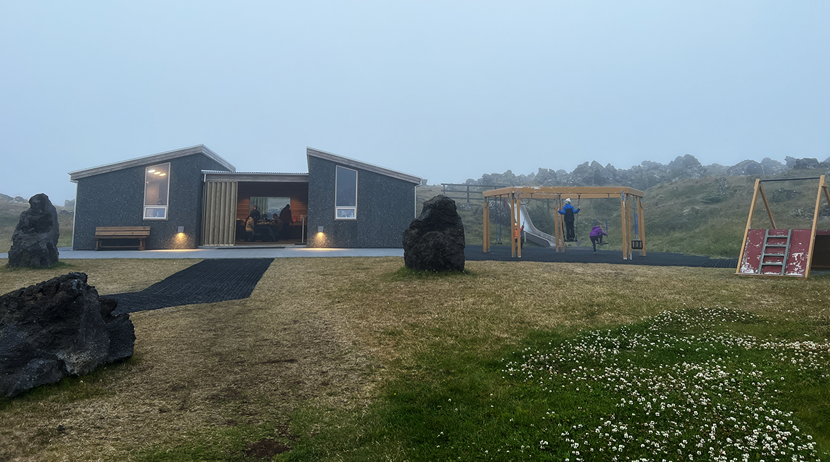 casetta del campeggio e parco giochi avvolti nella nebbia in Islanda