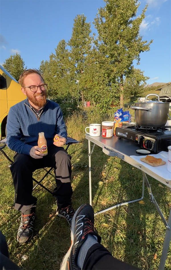 colazione all'aperto in campeggio