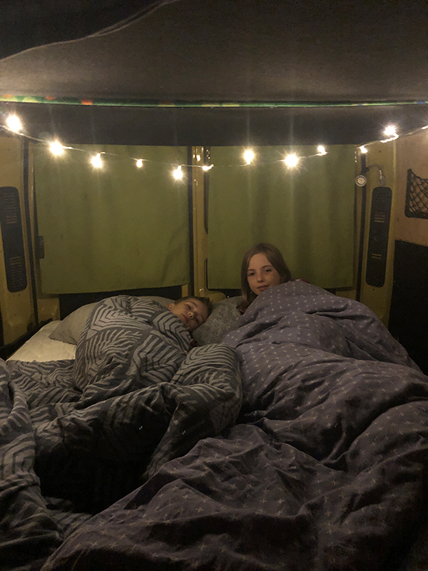 due bambini dormono nel van con le lucine