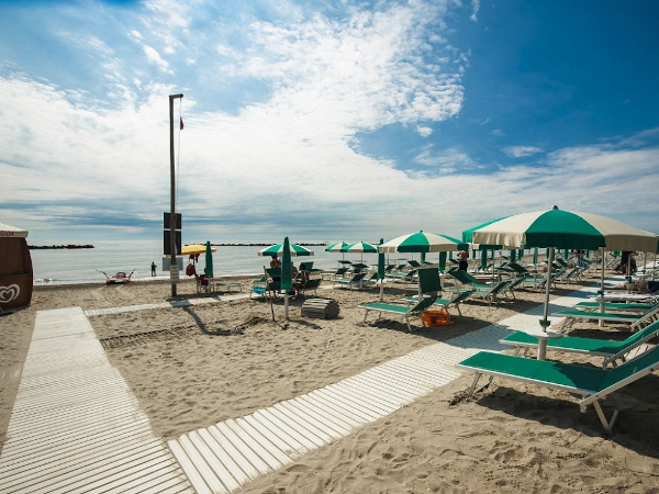 spiaggia con lettini e ombrelloni